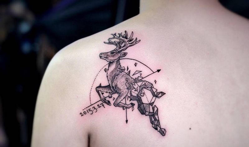 鹿纹身图片_成品手稿背部肩部传统国画动物满背纹身图案