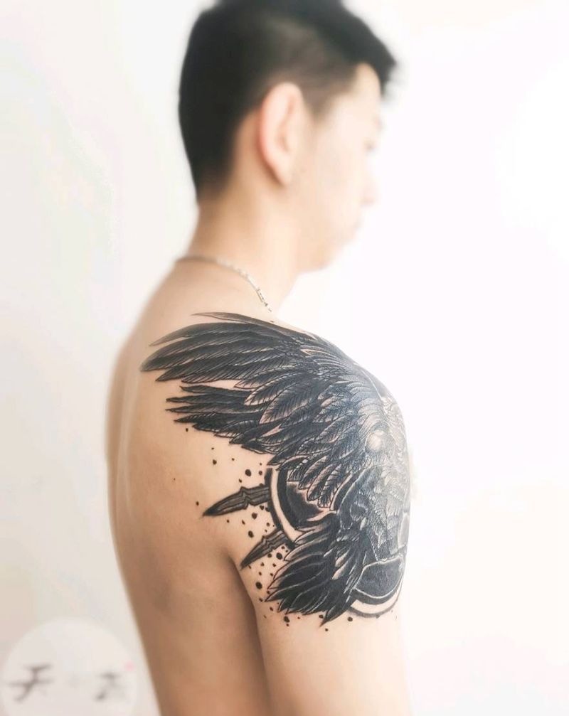 大臂乌鸦遮盖纹身图片_肩部点刺欧美写实纹身图案