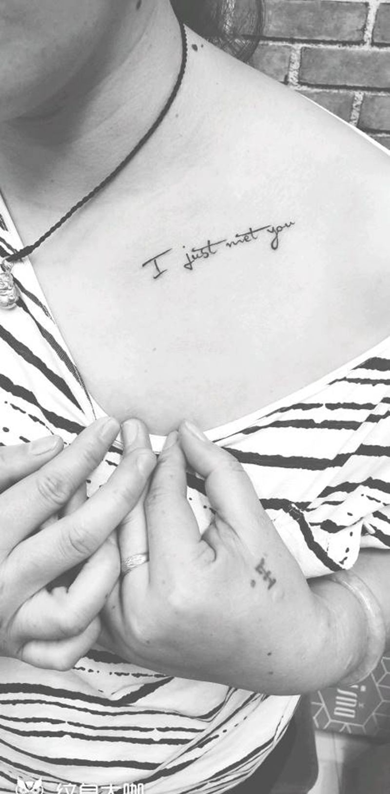 锁骨字母纹身图片