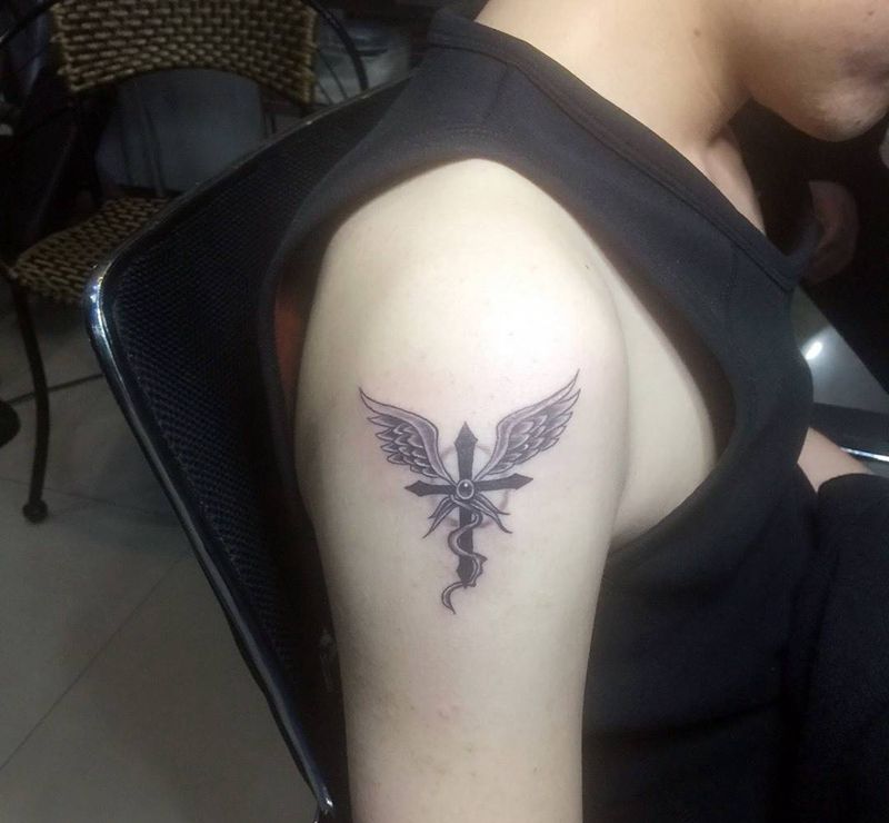 十字架翅膀纹身图片