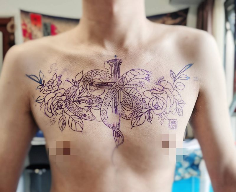 蛇纹身图片_胸部New School欧美写实纹身图案