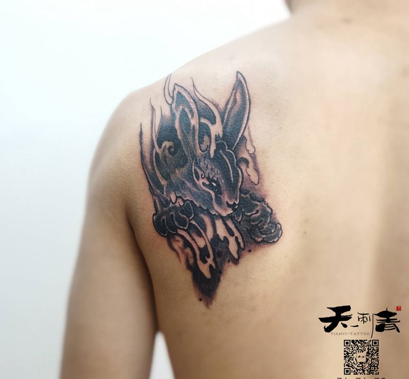 胎记遮盖纹身图片_背部老传统纹身图案