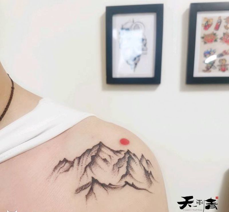 山海纹身图片_肩部点刺水彩纹身图案