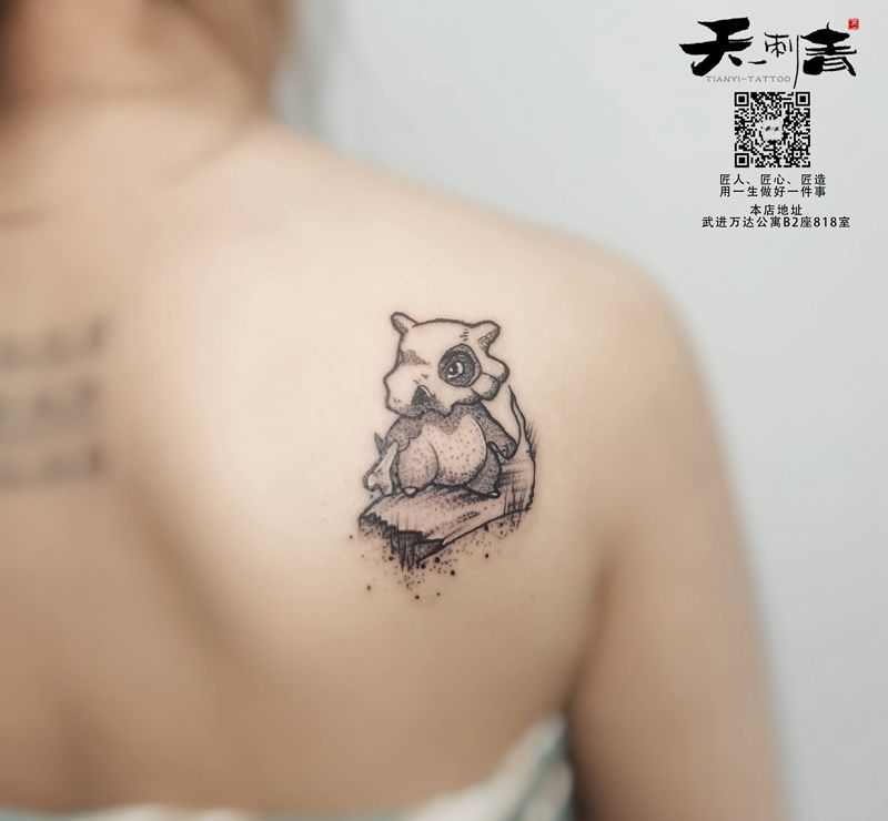 两个小可爱纹身图片_肩部欧美写实纹身图案