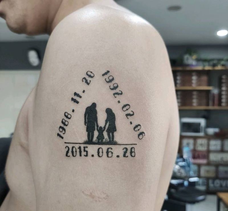 家庭纹身图片_手臂花体字家人生日纹身图案