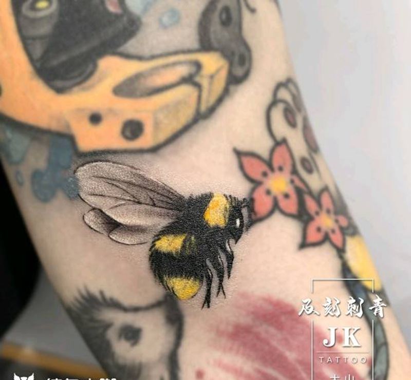 蜜蜂纹身图片_手臂水彩纹身图案