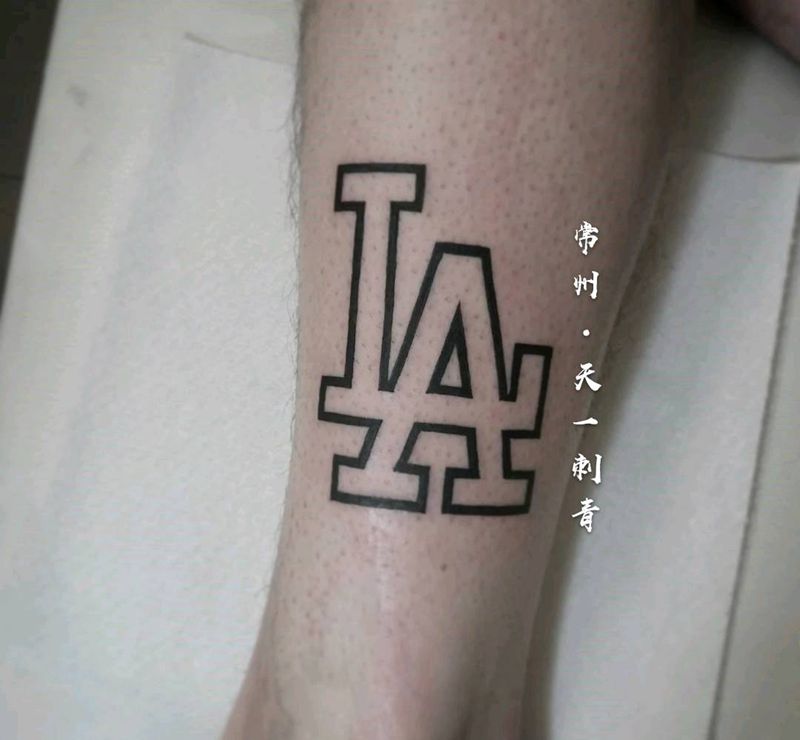 LA纹身图片_腿部花体字纹身图案