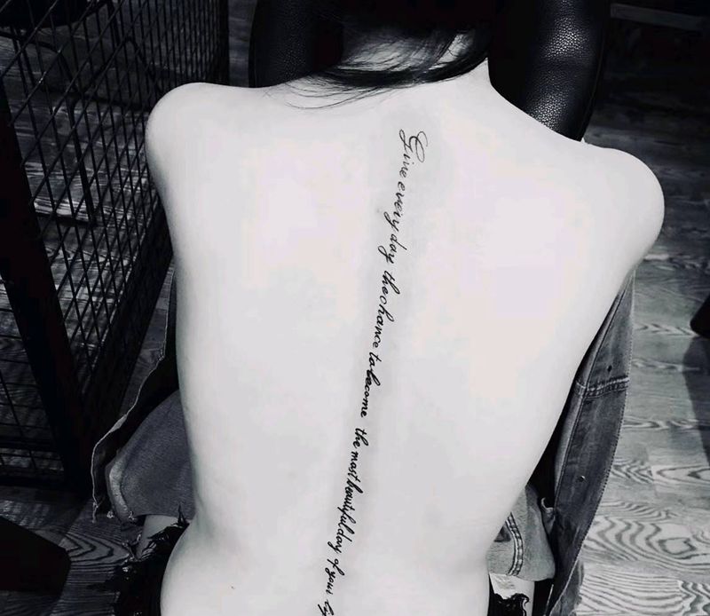 英文纹身图片_背部花体字纹身图案