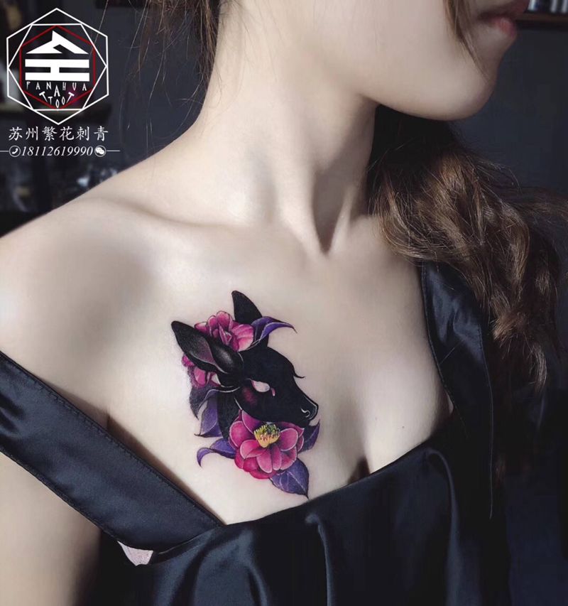 马儿遮盖纹身图片_胸部水彩纹身图案