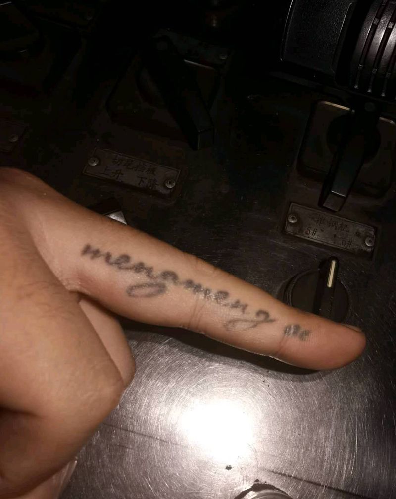 手指的一个遮盖纹身图片_手臂手部Old School几何纹身图案