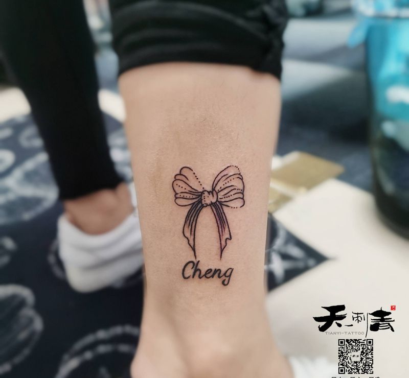 蝴蝶结纹身图片_腿部点刺纹身图案