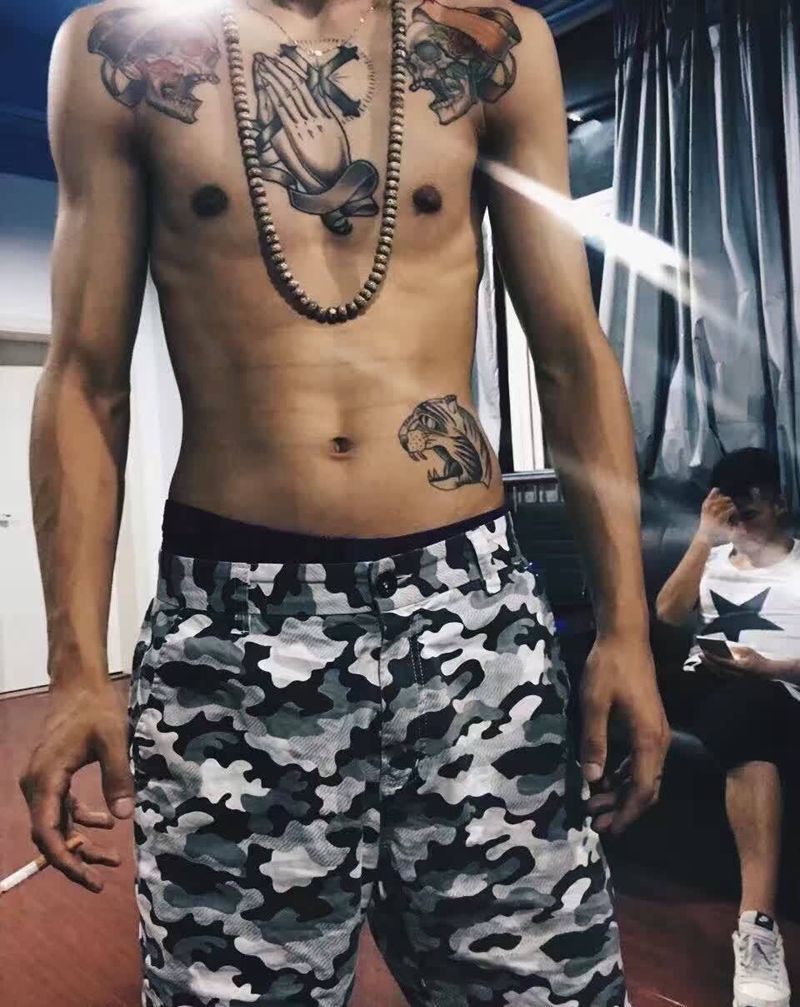 祈祷之手骷髅虎头纹身图片_成品手稿肩部脚部人物欧美纹身图案