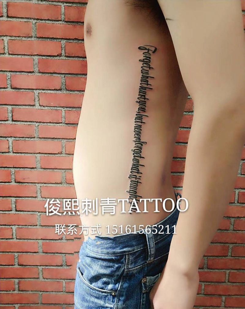侧腰字母纹身图片