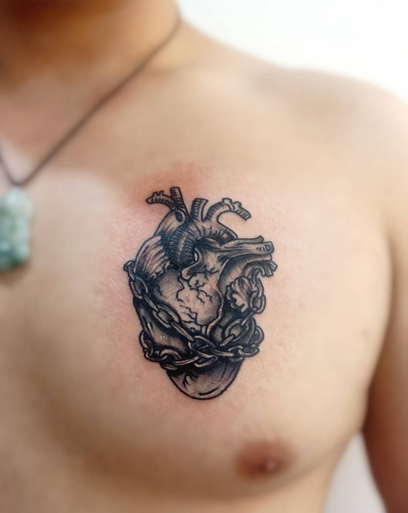 心脏纹身图片_胸部欧美写实纹身图案