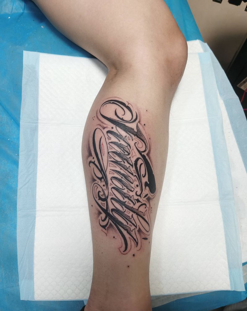 花体字纹身图片_腿部花体字纹身图案