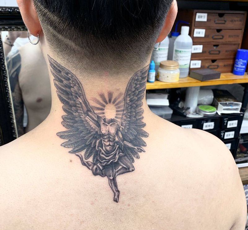 天使纹身图片_颈部欧美写实纹身图案