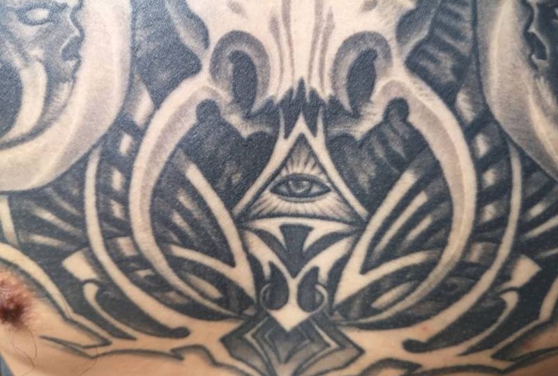 欧美3D纹身图片_胸部欧美写实几何纹身图案