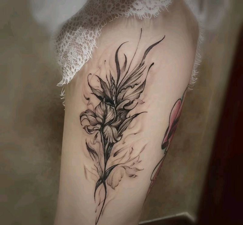 精致的花朵纹身图片_腿部点刺水墨纹身图案