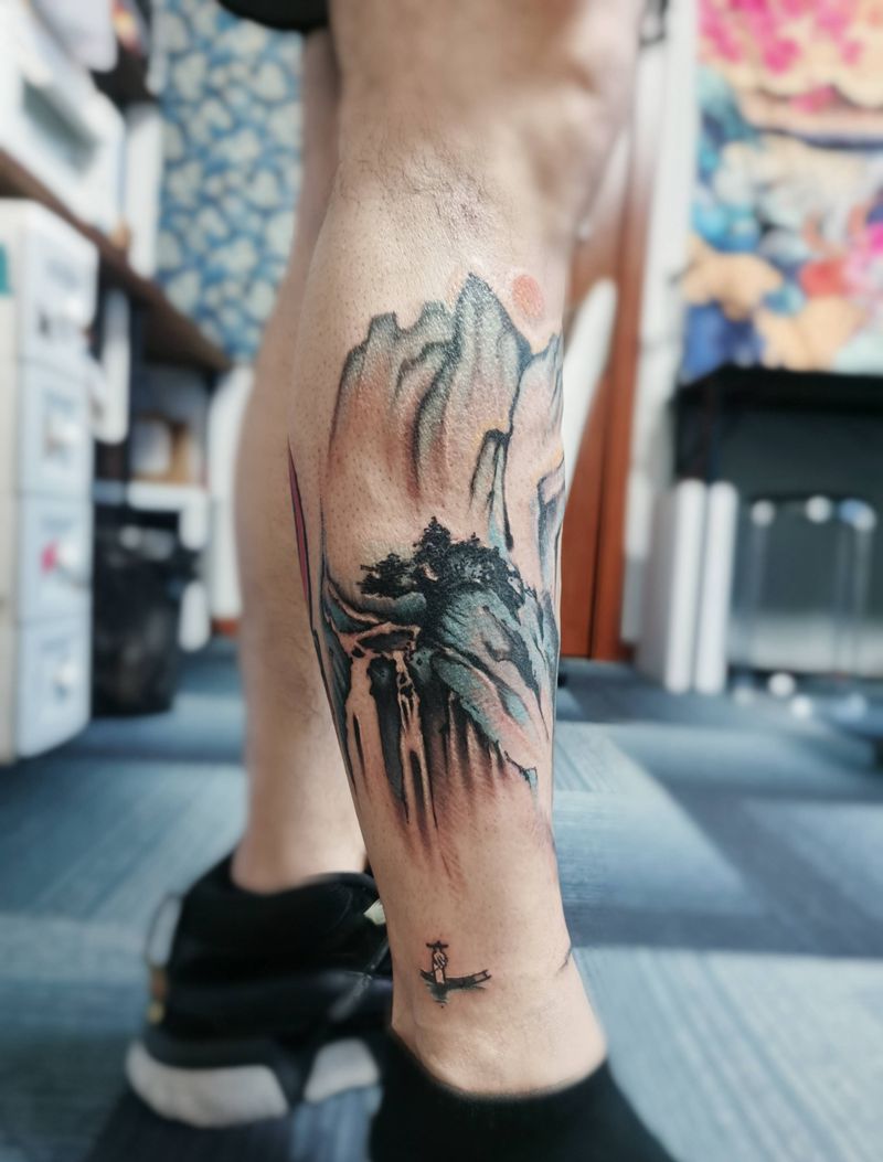 山水纹身图片_腿部水墨水彩纹身图案