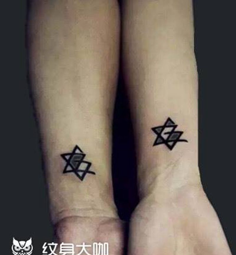 夏天情侣虐狗图纹身图片