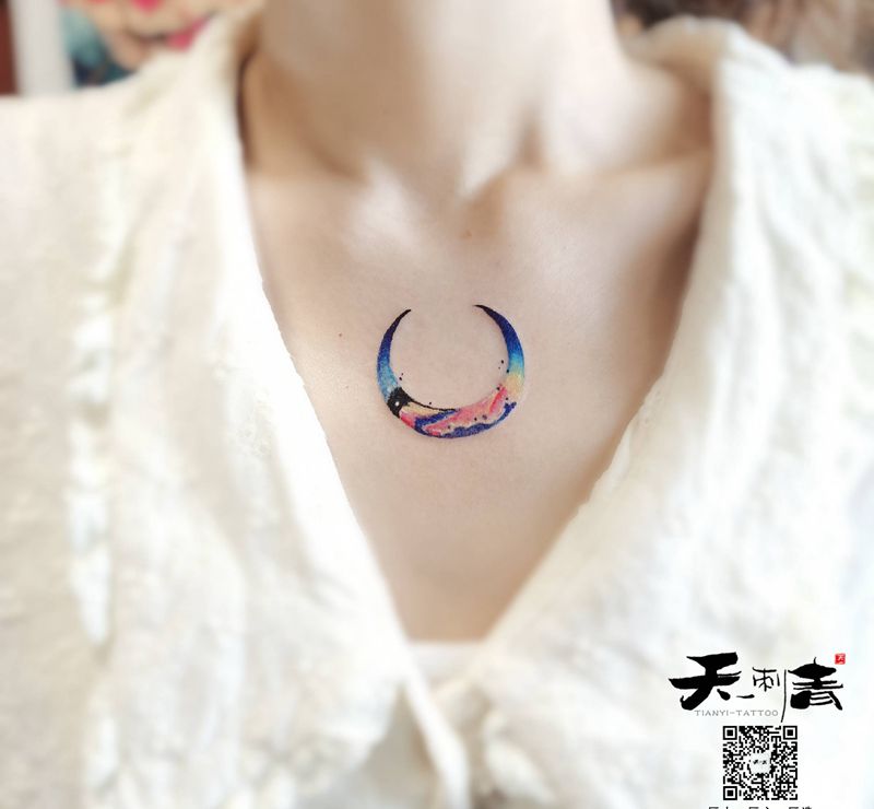 小月亮纹身图片_胸部水彩纹身图案