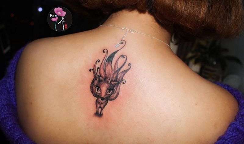 九尾狐纹身图片_动物传统颈部成品纹身图案