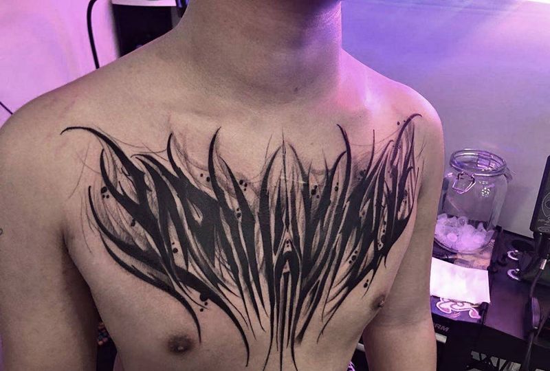 花体字纹身图片_胸部纹身图案