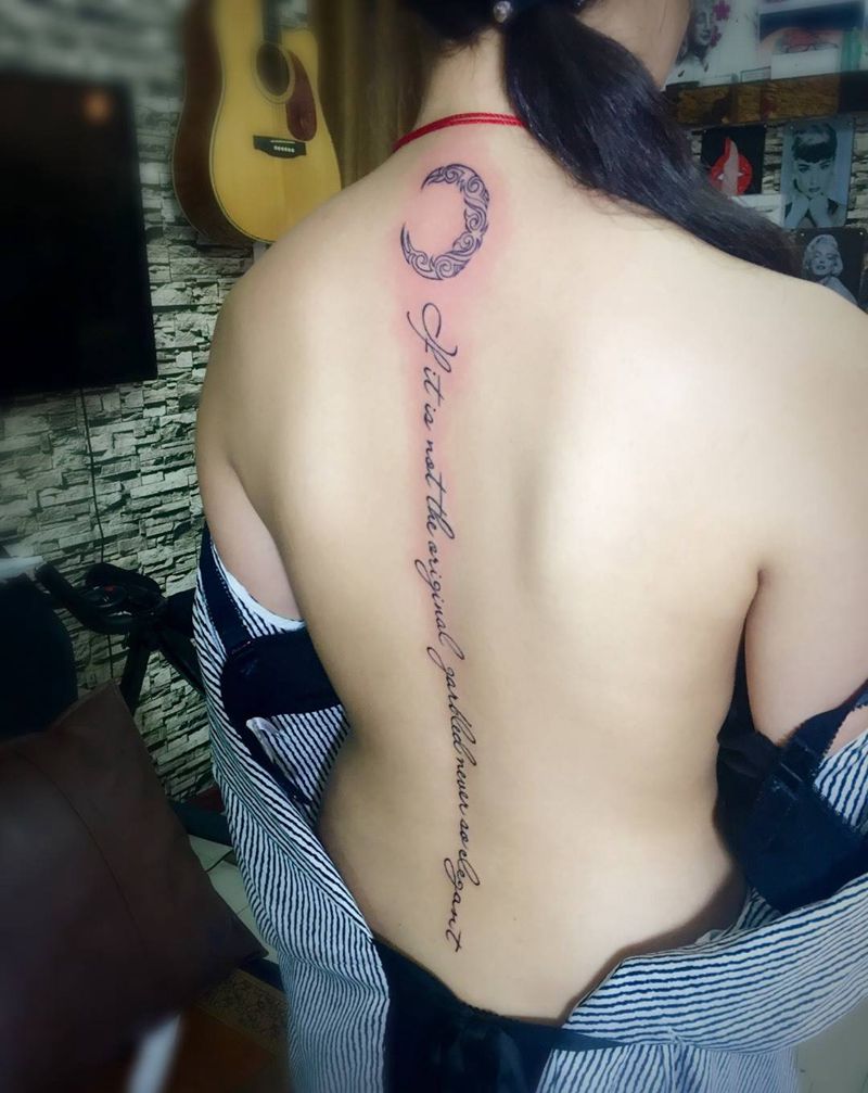 脊椎英文纹身图片_成品颈部背部清新字符图腾纹身图案