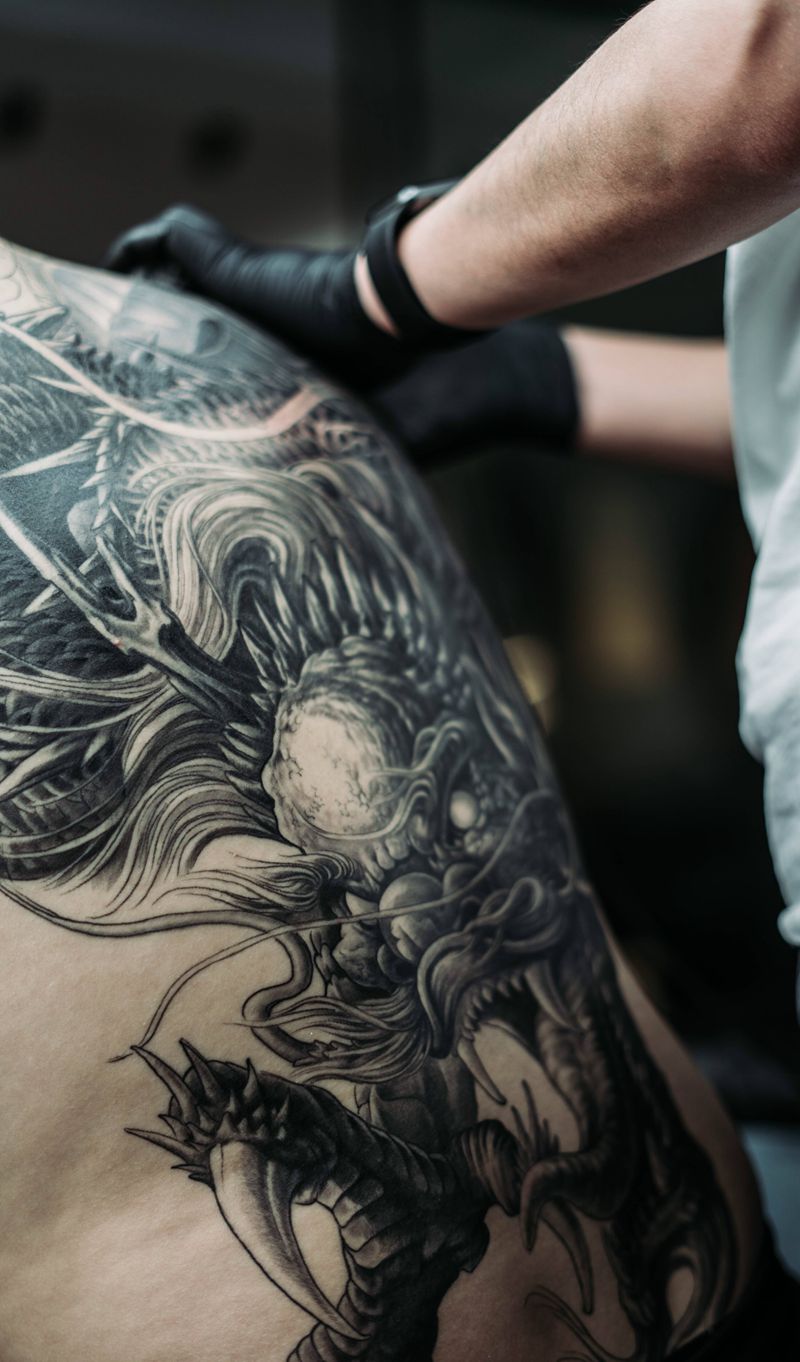 欧美写实龙纹身图片_背部新传统欧美写实纹身图案
