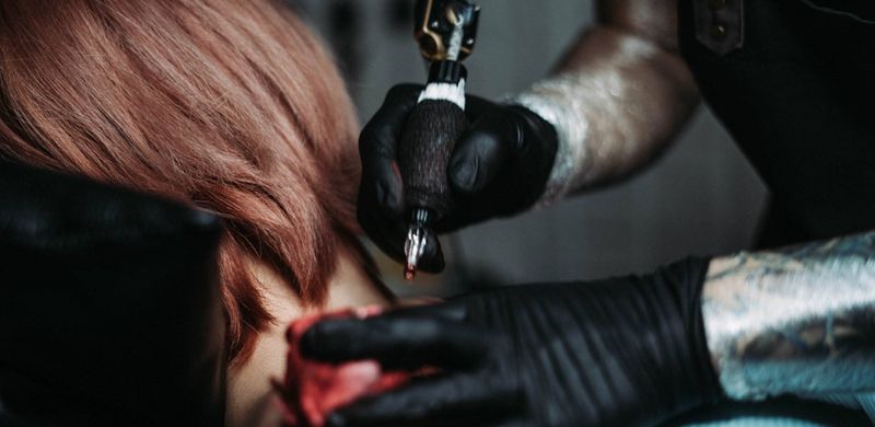 工作照纹身图片_颈部New School图腾工作照纹身图案