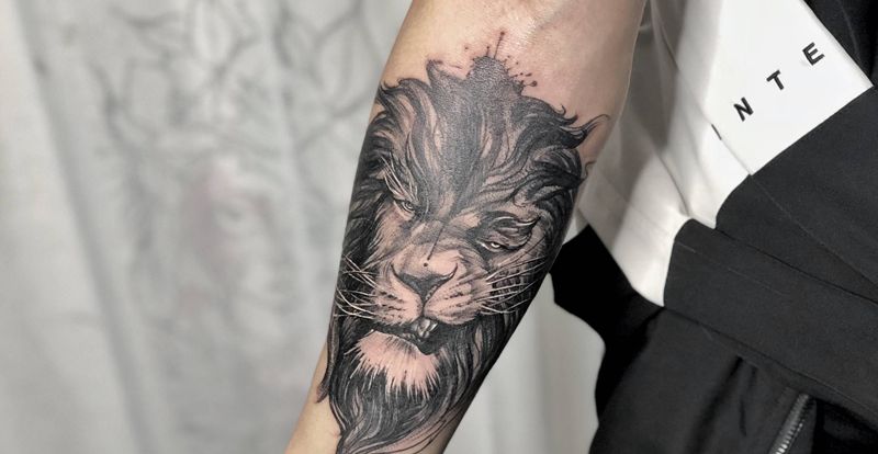 狮子纹身图片_手臂点刺水墨狮子纹身图案