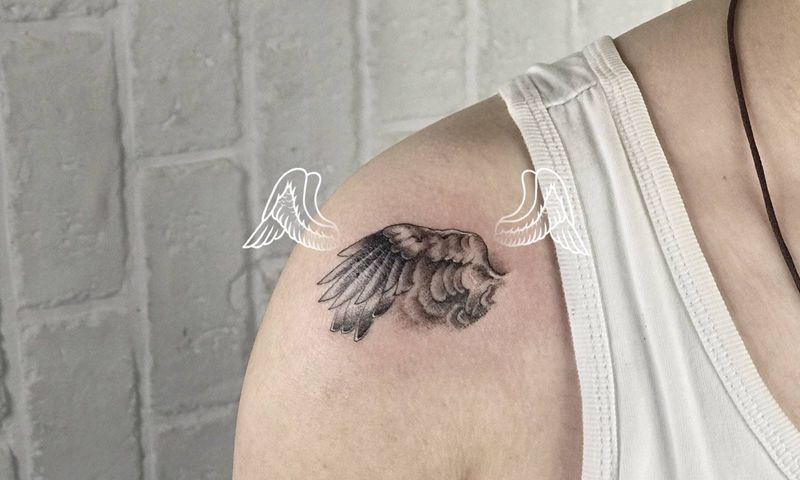 翅膀纹身图片_肩部写实纹身图案