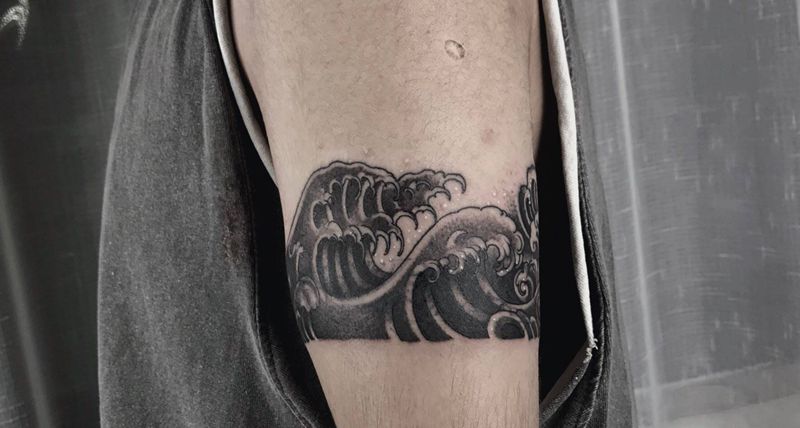 水浪臂环纹身图片_手臂传统纹身图案