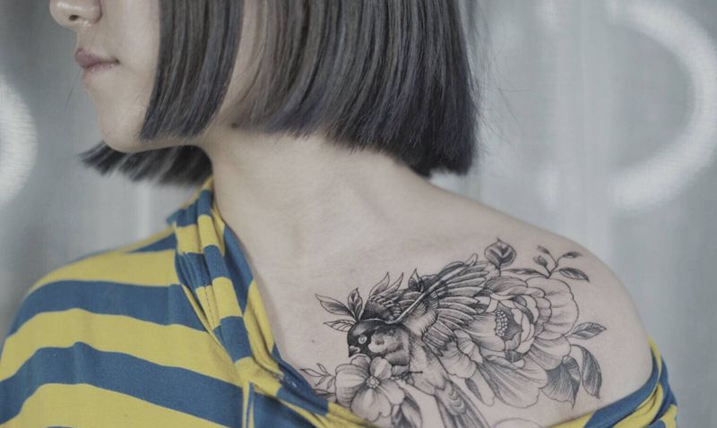 遮盖素花纹身图片_肩部点刺纹身图案