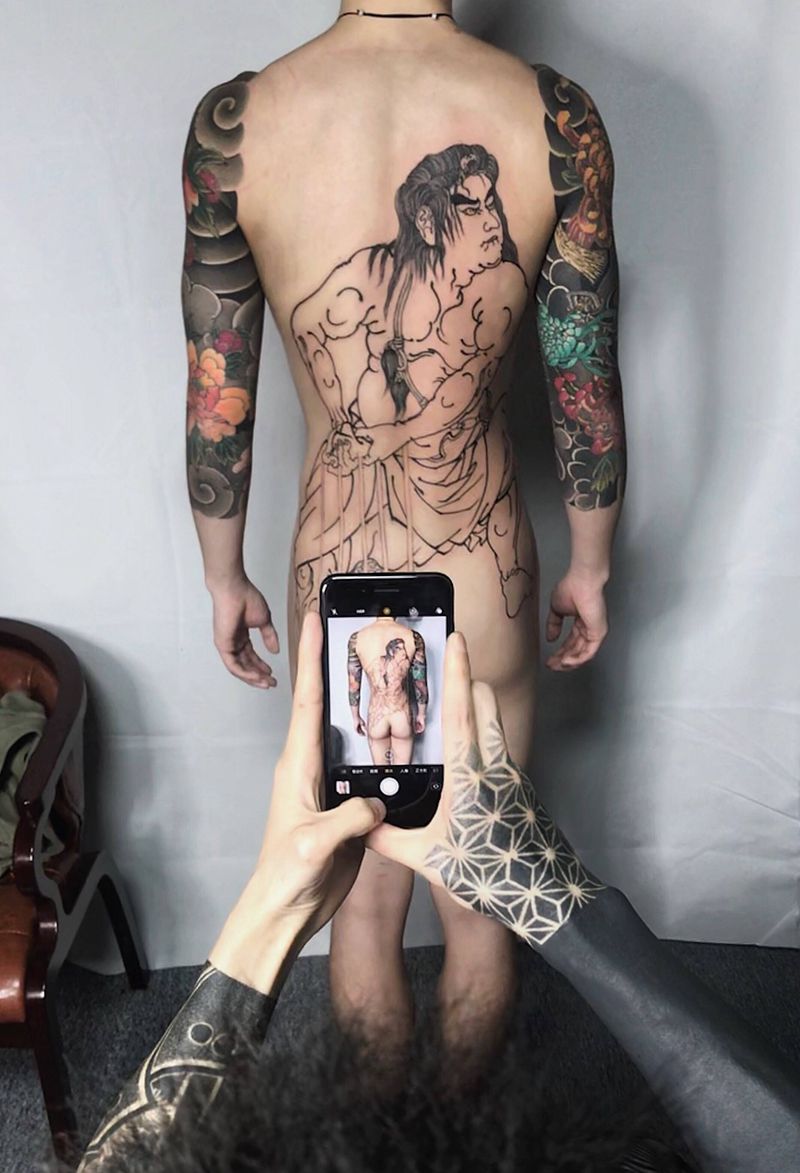 满背童威纹身图片_背部老传统纹身图案