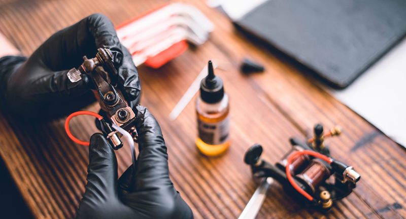 日常维护纹身图片_背部花体字纹身图案