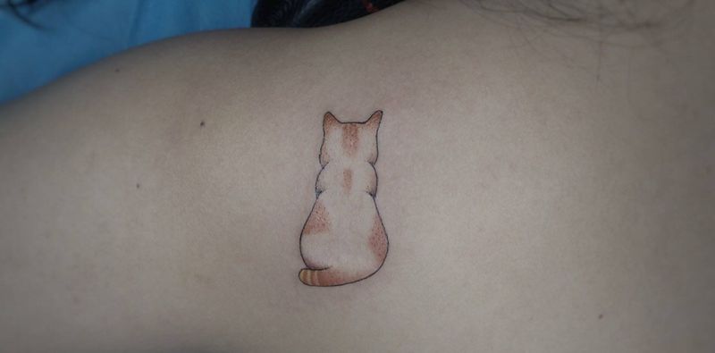 猫咪纹身图片_手部花体字纹身图案