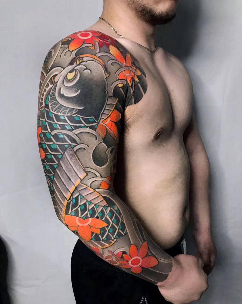 鲤鱼花臂纹身图片_手臂老传统纹身图案