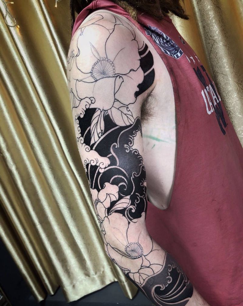 山茶花水浪花臂纹身图片