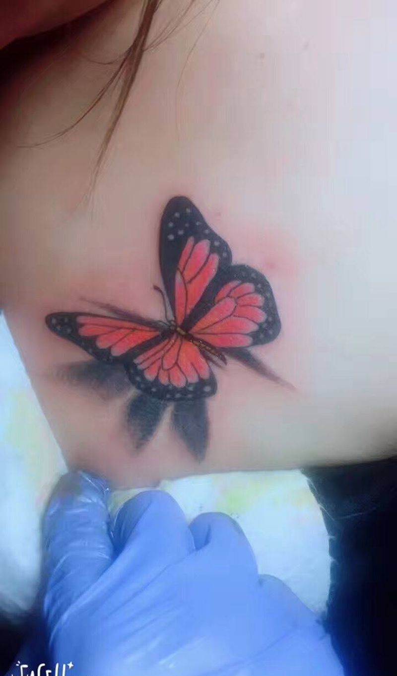 蝴蝶纹身图片_胸部纹身图案