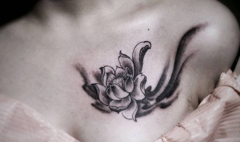 荷纹身图片_胸部传统植物原创成品纹身图案