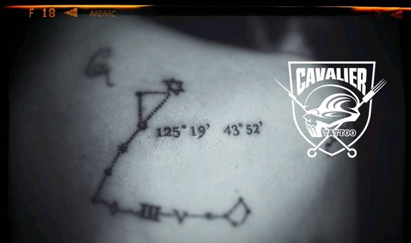 经纬度纹身图片_肩部清新字符原创纹身图案