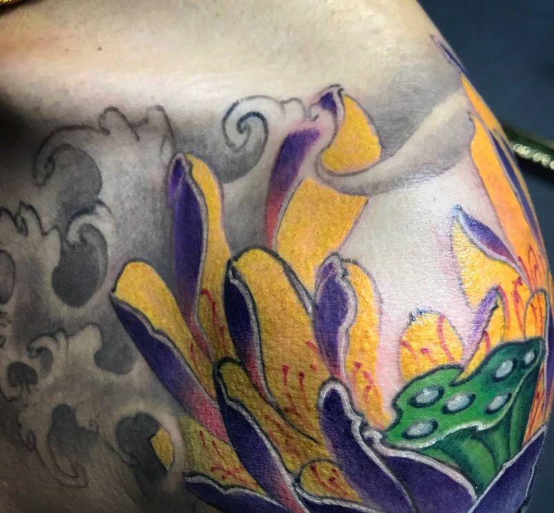 荷花纹身图片_手部老传统新传统纹身图案