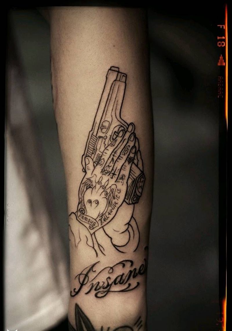 祈祷的手枪纹身图片