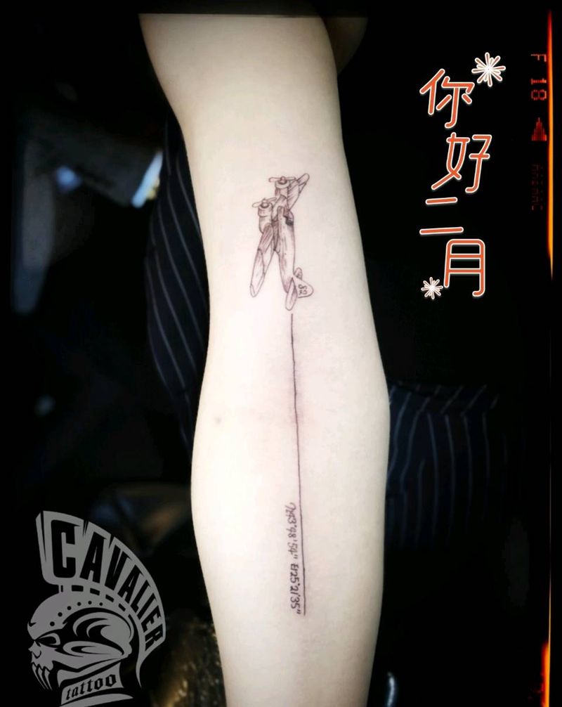 小灰机纹身图片_手臂清新几何字符成品纹身图案