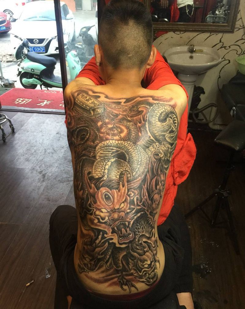 九龙拉棺纹身图片