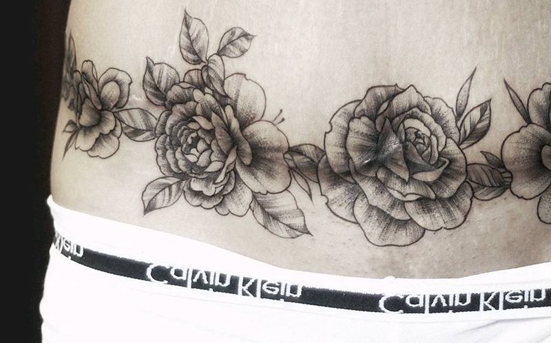 妊娠纹拉伸手术疤痕的遮盖纹身图片_腹部点刺欧美写实纹身图案