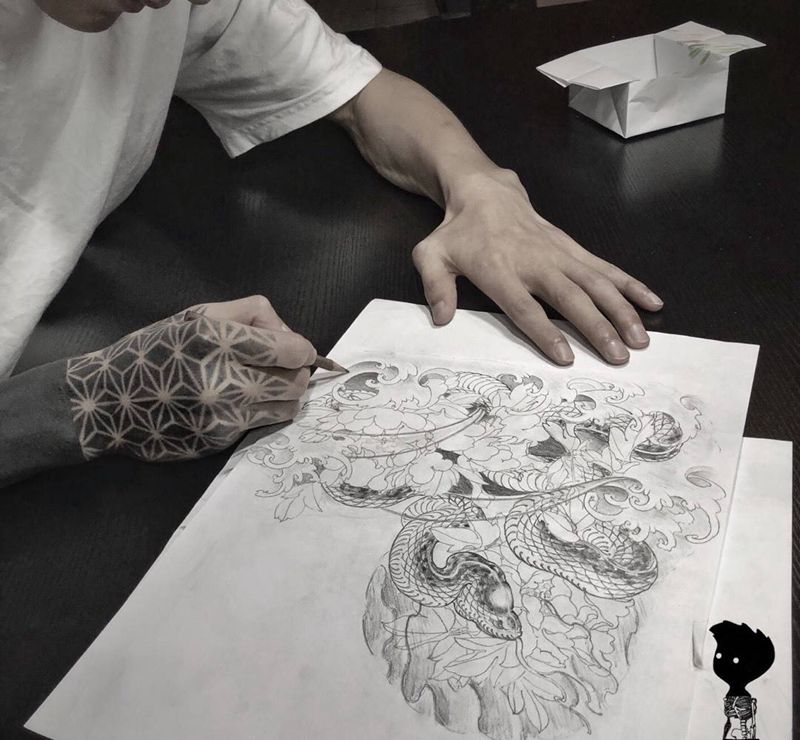 蛇牡丹纹身图片_手稿传统动物胸部纹身图案