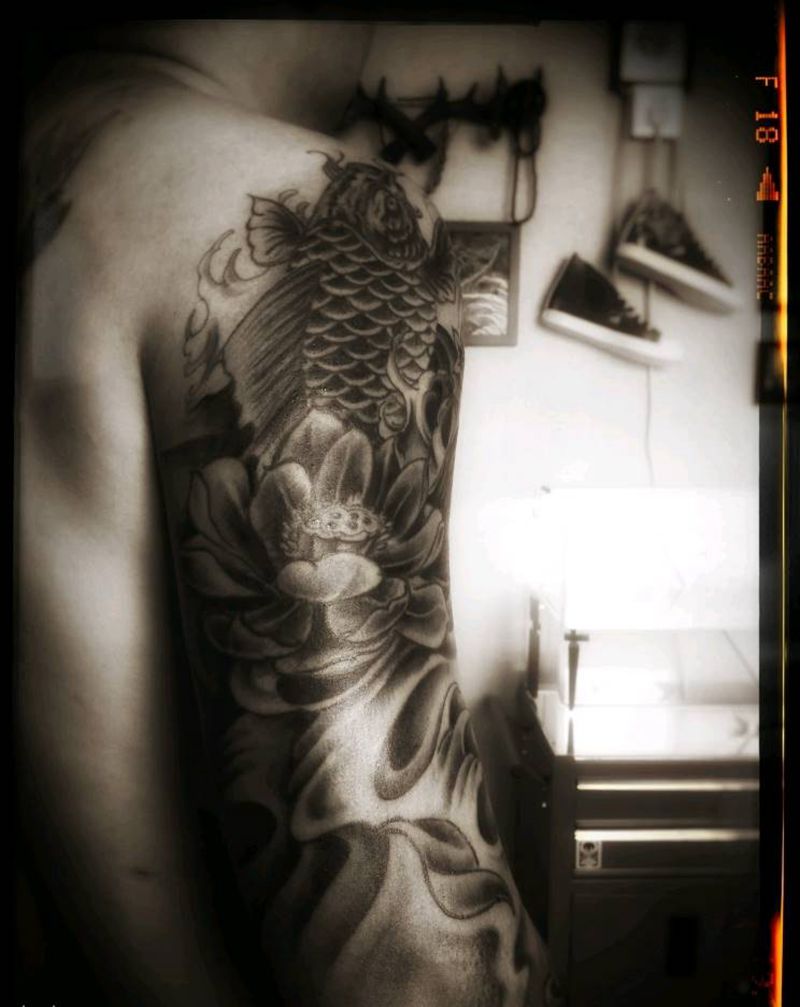 大臂鲤鱼修改纹身图片_手臂传统动物植物成品纹身图案