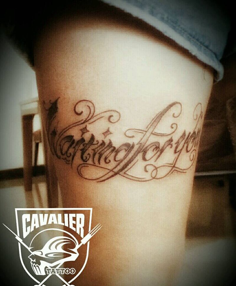 大腿其卡诺纹身图片_腿部欧美字符花体英文其卡诺英花成品纹身图案